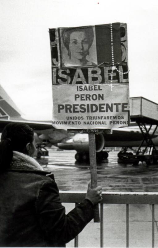 Una mujer saluda a Isabel Perón frente al Jumbo de Aerolíneas en el que encontraron medio kilo de trotyl