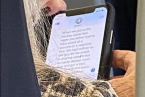 Una mujer se alarmó cuando leyó el chat de la pasajera que iba delante de ella (Crédito: Reddit)