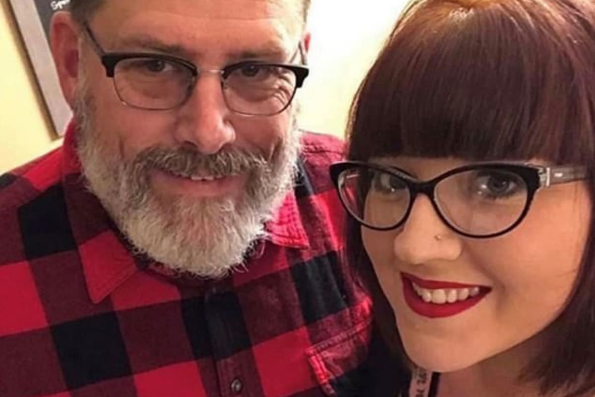 Una mujer se casó con su suegro, 60 años mayor, luego de divorciarse del hijastro de este