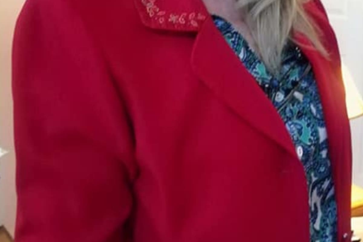 Una mujer se compró un blazer rojo de segunda mano y descubrió en su interior una nota supuestamente dejada por su anterior dueña