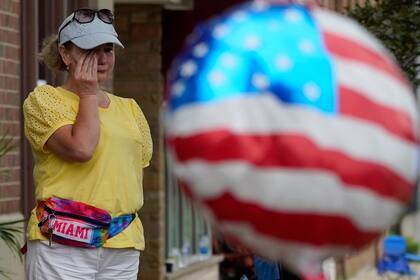 Una mujer se enjuga las lágrimas tras un tiroteo masivo en el desfile del 4 de Julio, el lunes 4 de julio de 2022, en Highland Park, Illinois, un suburbio de Chicago. (AP Foto/Nam Y. Huh)
