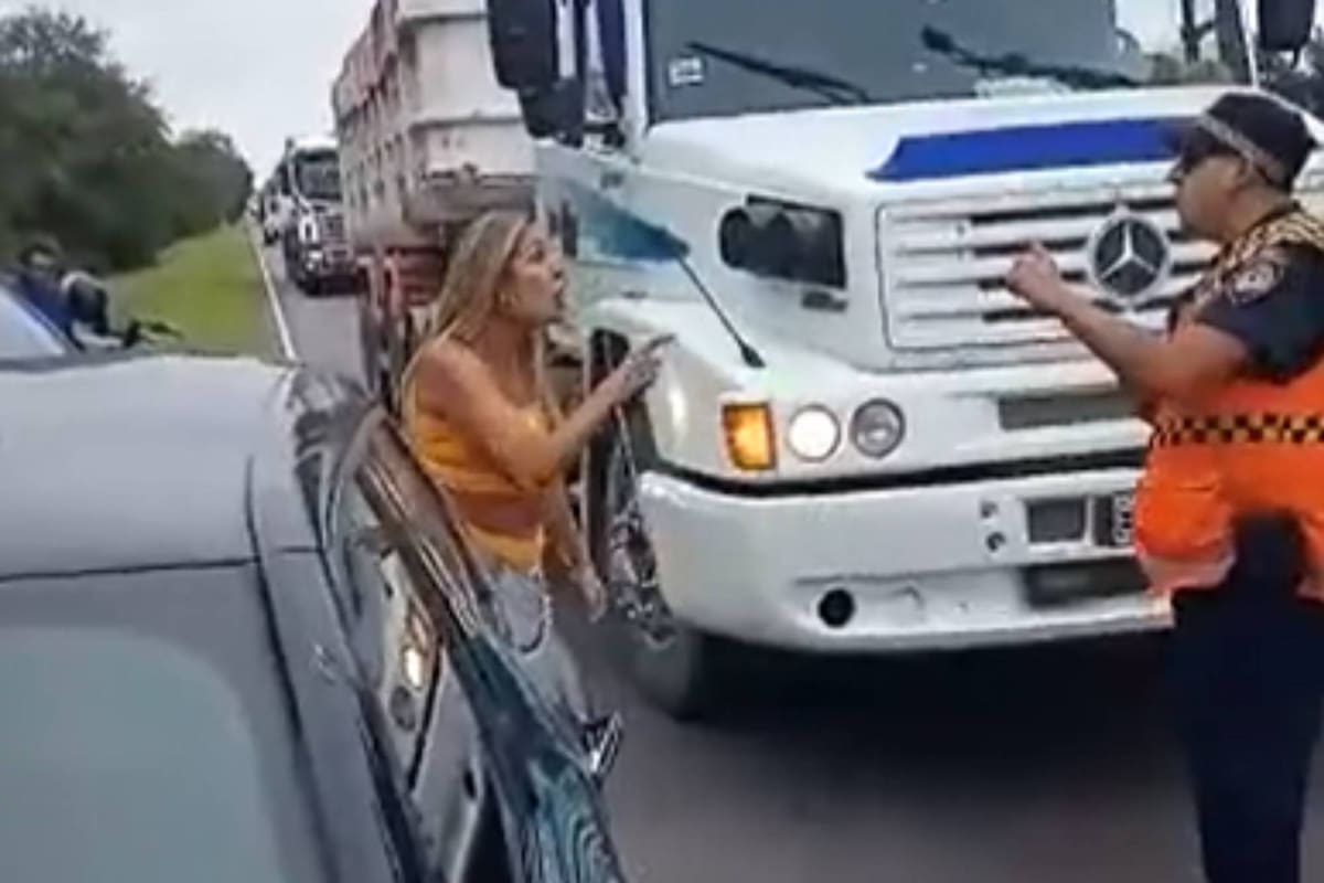 Una mujer se enojó porque no consideraba que estaba en infracción
