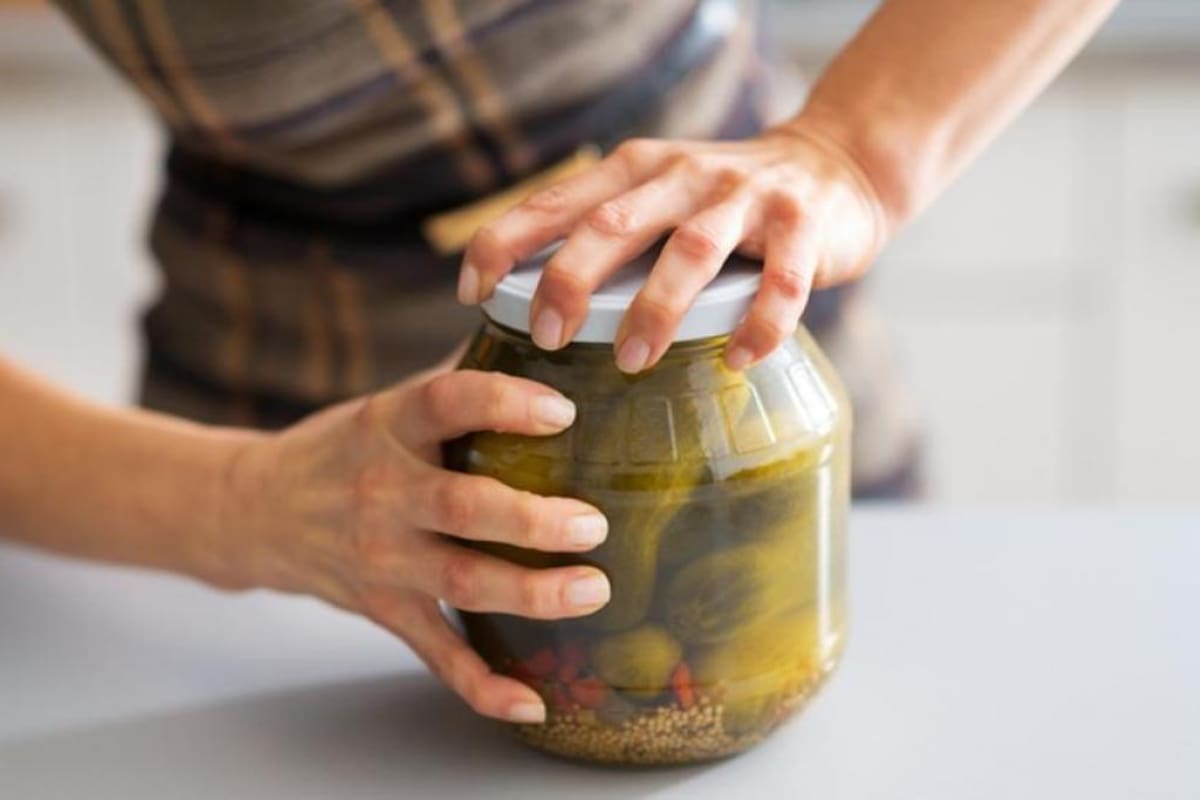 Una mujer se hartó de que su esposo apretara demasiado las tapas de los frascos de vidrio y decidió divorciarse por este motivo