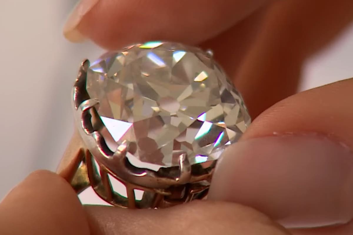 Una mujer se llevó una grata sorpresa al encontrar que un anillo que parecía insignificante resultó ser una joya invaluable