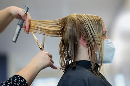 Una mujer se realiza un corte de pelo en la peluquería