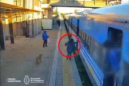 Una mujer se salvó de milagro de no ser arrollada por el tren