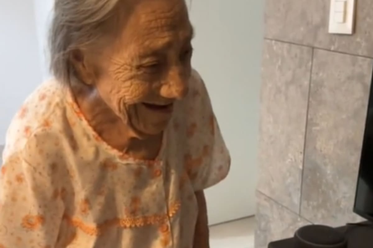Una mujer se sorprendió por la respuesta de Alexa y se volvió viral (Captura video)