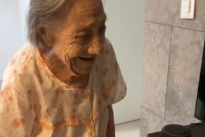 Una mujer se sorprendió por la respuesta de Alexa y se volvió viral (Captura video)