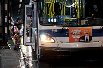 Una mujer se sube a un bus en Queens, el distrito más afectado por el coronavirus en la ciudad de Nueva York