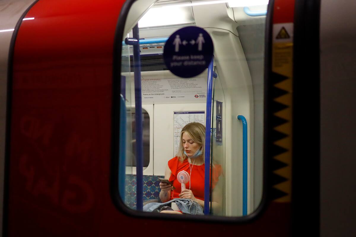 Una mujer se toma el subte en el centro de Londres el 31 de julio de 2020