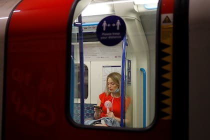 Una mujer se toma el subte en el centro de Londres el 31 de julio de 2020