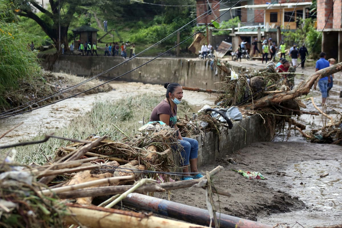 Una mujer sentada en medio de escombros dejados por el desborde del río Zorquera, en la municipalidad de Zorca, San Cristobal, estado de Tachira, Venezuela. El 11 de noviembre de 2020.