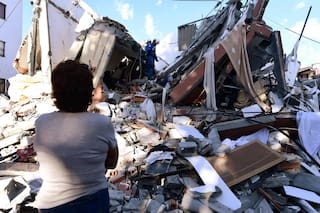 Tenaces sobrevivientes, edificios en ruinas y osos de peluche entre los escombros, testigos del terremoto que estremeció a Colombia