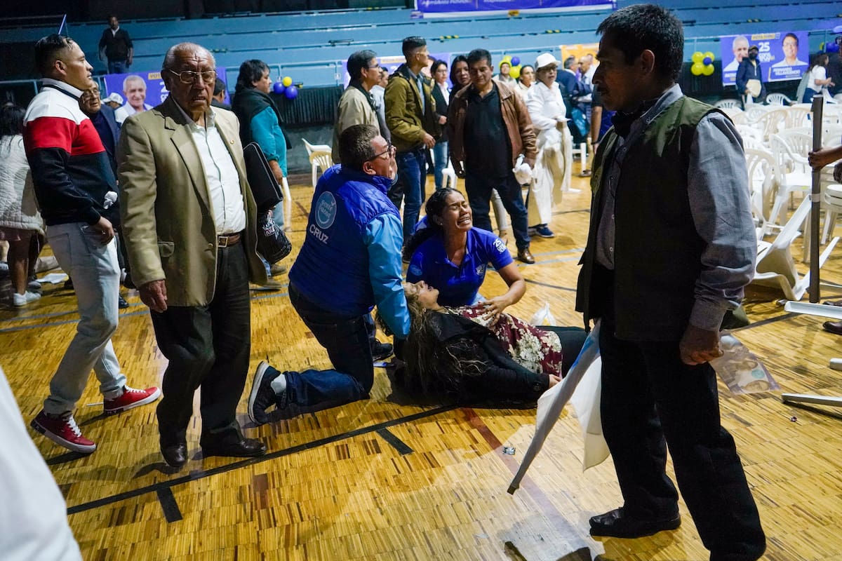 Una mujer simpatizante del candidato presidencial Fernando Villavicencio yace herida tras el ataque por disparos en el que Villavicencio fue asesinado a la salida de un acto electoral en un colegio de Quito, Ecuador