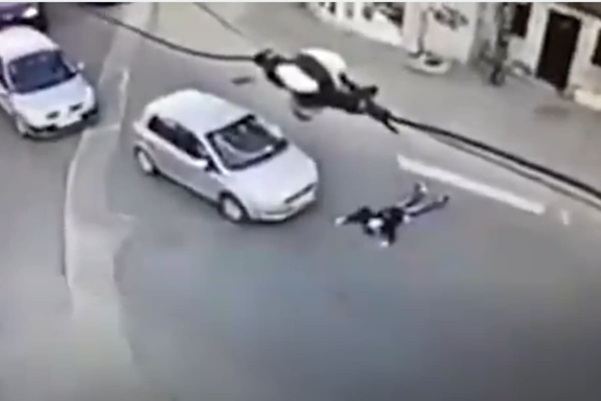 Una mujer simuló ser atropellada por un auto, pero quedó graba en una cámara de seguridad que reveló su mentira