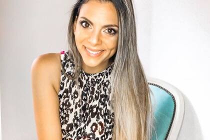 Una mujer sonriendo en una silla