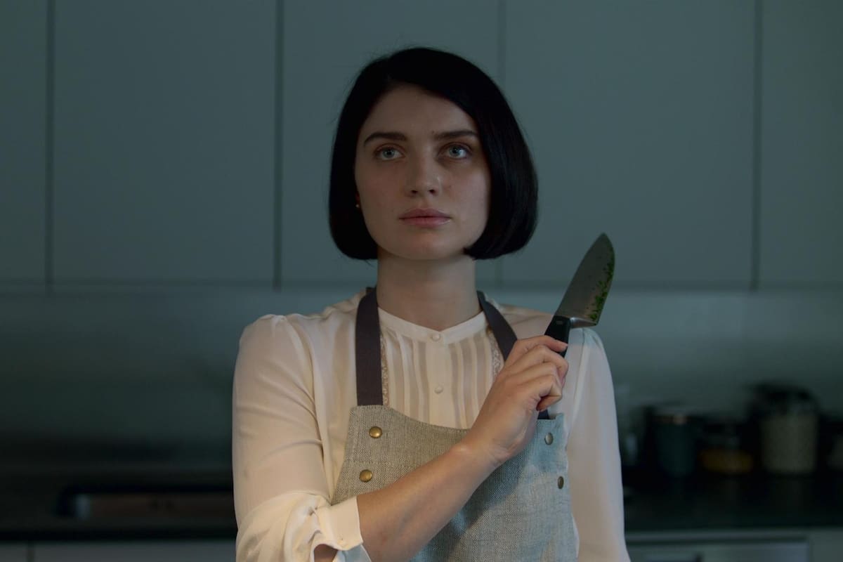 Una mujer sosteniendo un cuchillo