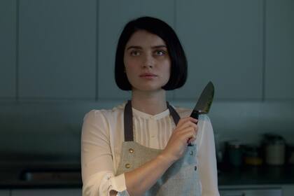 Una mujer sosteniendo un cuchillo