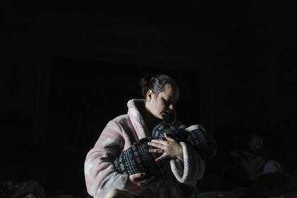 Una mujer sostiene a un bebé en un refugio antibombas en Mariupol, Ucrania, el 8 de marzo de 2022.