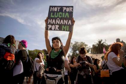 Una mujer sostiene un cartel que dice en: "Hoy por Lucía. Mañana por mí", refiriéndose a la víctima de violencia de género Lucía Pérez, durante una protesta contra la violencia de género, el 5 de diciembre de 2018.