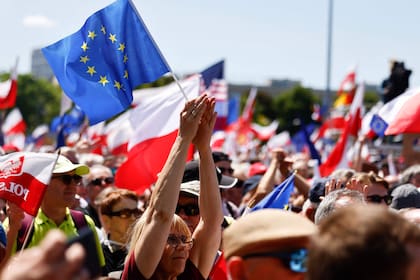 Una mujer sostiene una bandera europea durante una manifestación antigubernamental organizada por la oposición en Varsovia el 4 de junio de 2023.