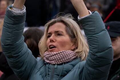 Una mujer sostiene una cartel con un mensaje de apoyo a Novak Djokovic durante una protesta contra las medidas de confinamiento en Amsterdam, Holanda el domingo 16 de enero del 2022. (AP Foto/Peter Dejong)
