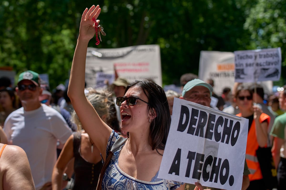Una mujer sostiene una pancarta durante una protesta en Madrid contra el aumento de los precios de la vivienda, lo cual está dejando a muchos españoles sin acceso al mercado inmobiliario