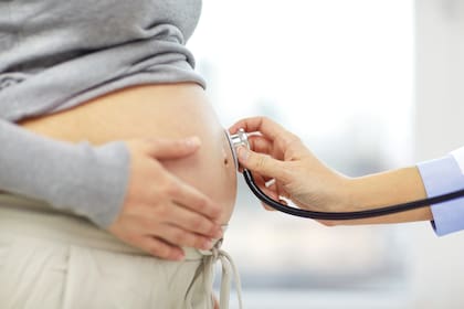 Una mujer tiene que perder varios embarazos antes de poder acceder al análisis que determina si tiene trombofilia. Cuándo estudiarla es el gran debate. ¿Por qué? Testimonios, cómo es el tratamiento y qué dice la legislación.