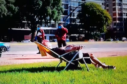 Una mujer toma sol en Palermo mientras la policía le pide que vuelva a su domicilio