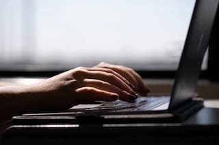 A medida que crece la vigilancia laboral, expertos recomiendan saber cómo te vigila tu empleador