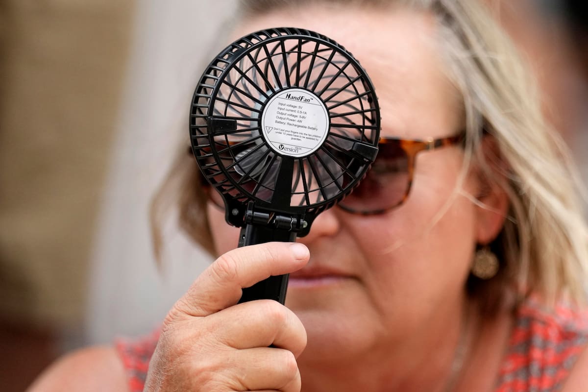 Una mujer trata de refrescarse con un ventilador de mano en Houston, Texas, el 17 de junio de 2023. (Foto AP/David J. Phillip)