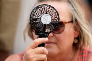 Una mujer trata de refrescarse con un ventilador de mano en Houston, Texas, el 17 de junio de 2023. (Foto AP/David J. Phillip)