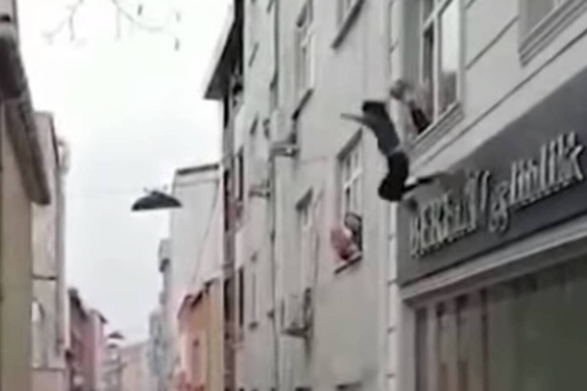 Una mujer tuvo que arrojar a sus cuatro hijos desde un tercer piso para salvarlos de un incendio. Captura Youtube.