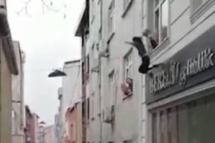 Una mujer tuvo que arrojar a sus cuatro hijos desde un tercer piso para salvarlos de un incendio. Captura Youtube.