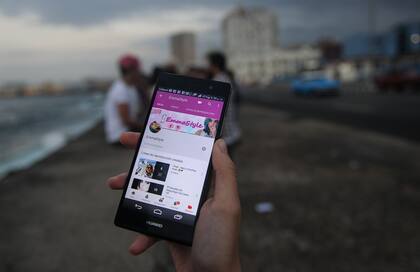 Una mujer usa su smartphone en la isla.