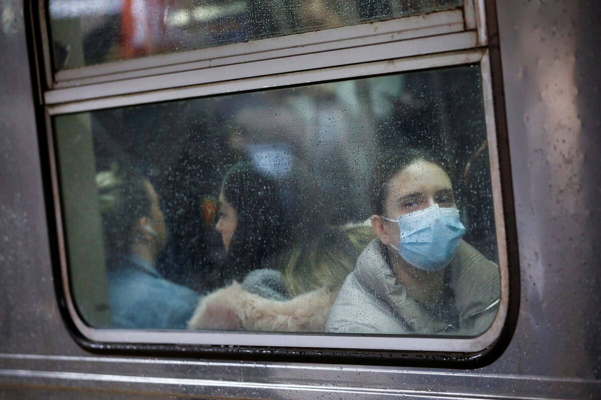Una mujer usa una máscara facial en el metro mientras el brote de coronavirus continuaba en Manhattan, Nueva York, Nueva York,