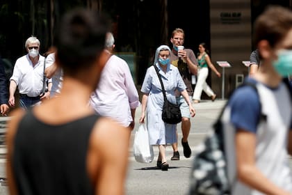 Una mujer usa una máscara facial en la calle en Barcelona.