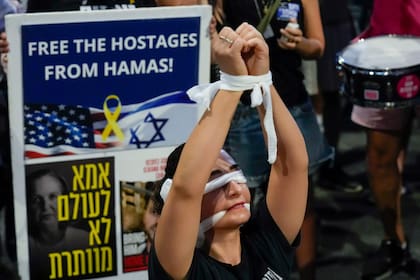 Una mujer usa una venda durante una protesta para exigir un acuerdo de cese del fuego y la liberación inmediata de los rehenes retenidos en la Franja de Gaza, el miércoles 4 de septiembre de 2024, en Tel Aviv, Israel.