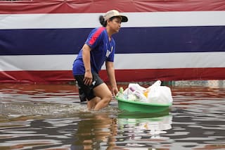 La lluvia amaina en Bangkok, pero las inundaciones persistentes desplazan a miles