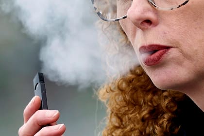 Una mujer vapea un cigarrillo electrónico de la marca Juul en Vancouver, Washington