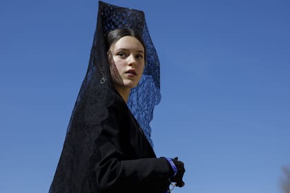 Una mujer vestida de negro a modo de mantilla durante la procesión de Semana Santa de Santa María de la Alhambra en Granada