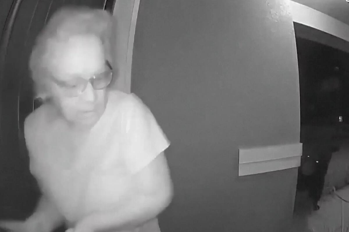 Una mujer vivió una aterradora sorpresa al salir de su vivienda durante la noche