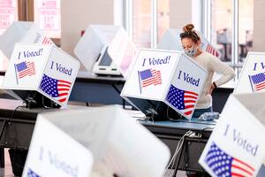 Una mujer vota en Charleston, Carolina del Sur
