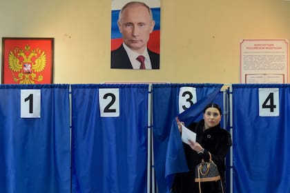 Una mujer vota en Donetsk, en la región ucraniana ocupada por Rusia (STRINGER / AFP)