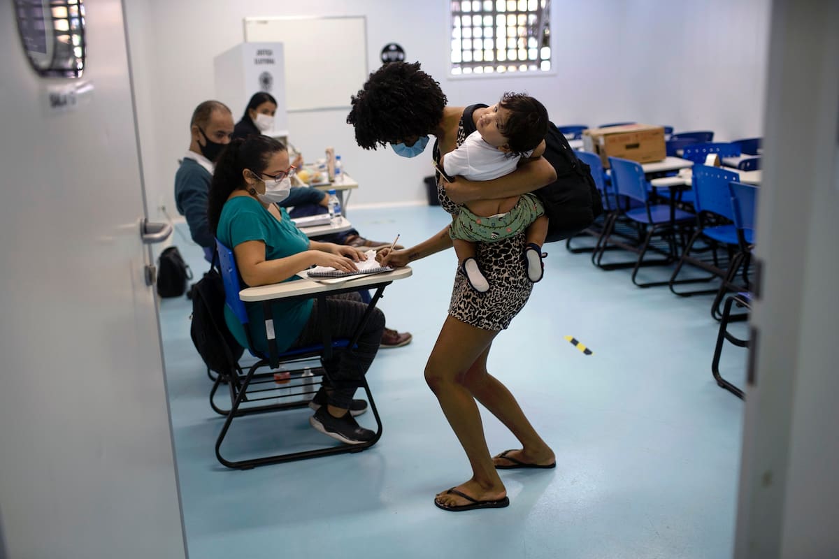 Una mujer vota en la Rocinha, Río de Janeiro, domingo 15 de noviembre de 2020.