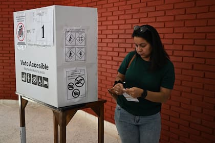 Una mujer vota en las elecciones en Paraguay
