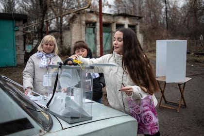 Una mujer vota en un puesto móvil en el región de Donetsk, en Ucrania, bajo control de las fuerzas rusas. (STRINGER / AFP)