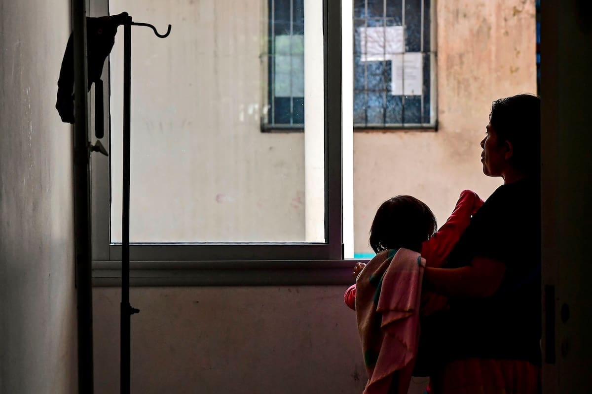 Una mujer wichi con su hijo en un hospital de Tartagal, en Salta