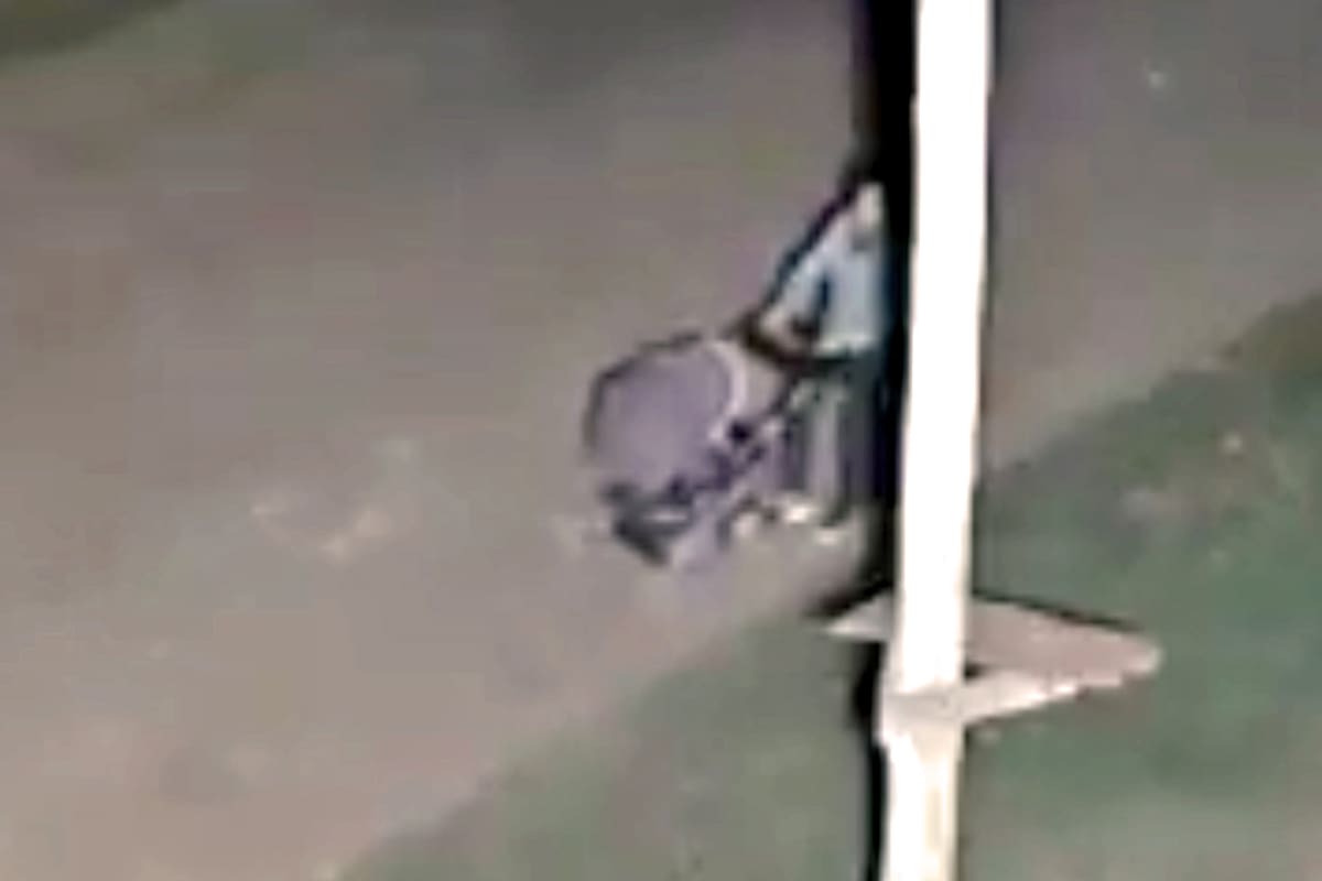 Una mujer y su bebé quedaron en medio de un robo.