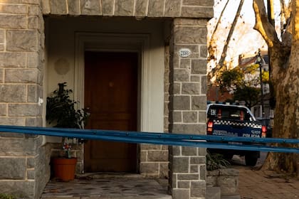 Una mujer y su hijo de 7 años fueron asesinados a golpes y cuchillazos en una casa de la localidad bonaerense de Florida por el esposo y padre de las víctimas, quien luego fue encontrado muerto en la un baño en la planta alta de la vivienda.